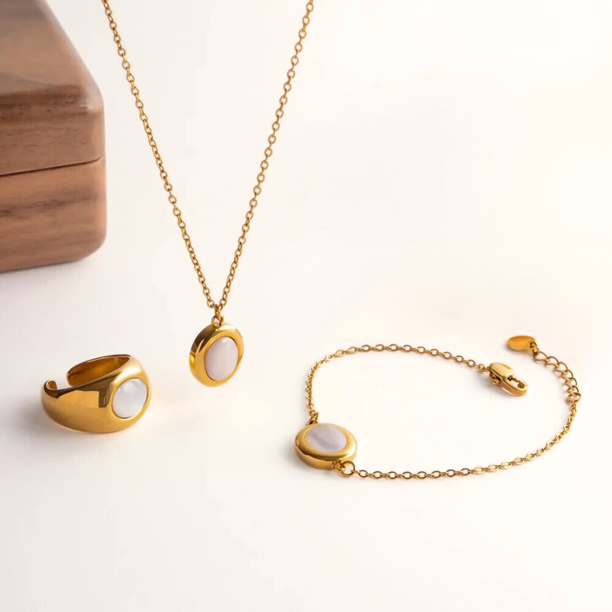 Gold Plated Stainless Steel Hypoallergenic Waterproof Tarnish Free Solo Blanc Necklaces The Aura