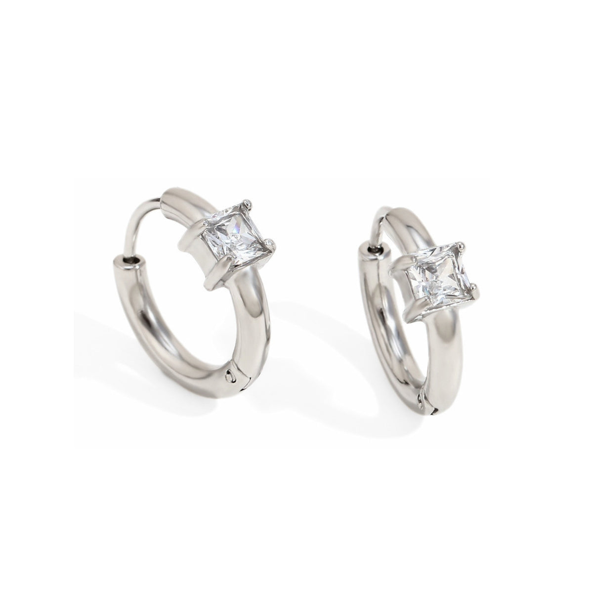 Solo Carré Huggie Earrings