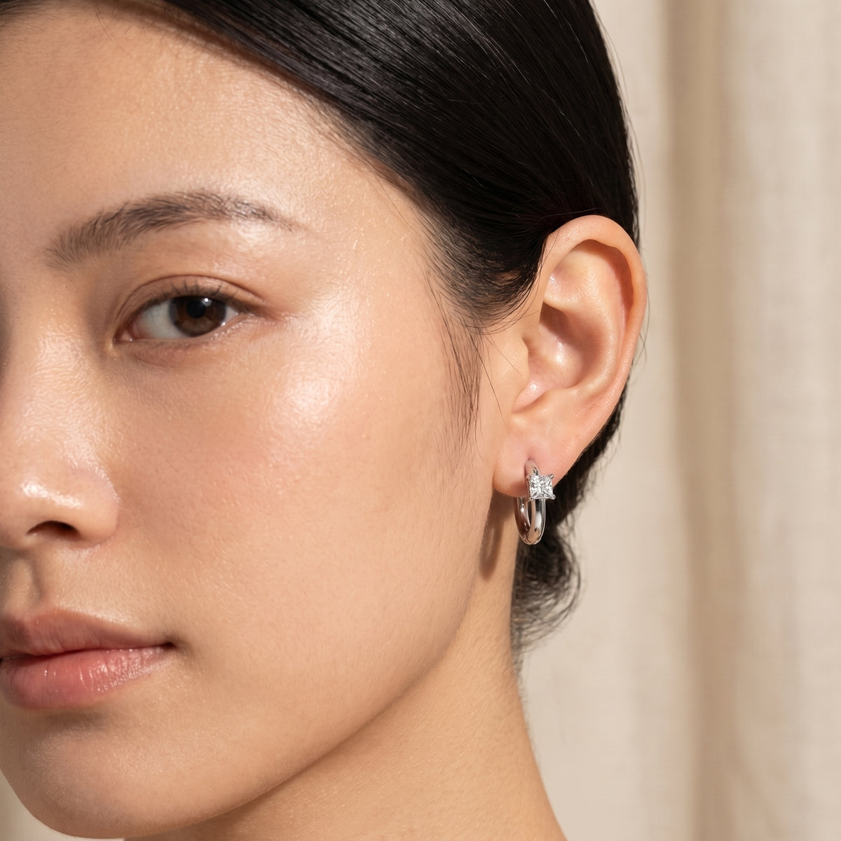 Solo Carré Huggie Earrings