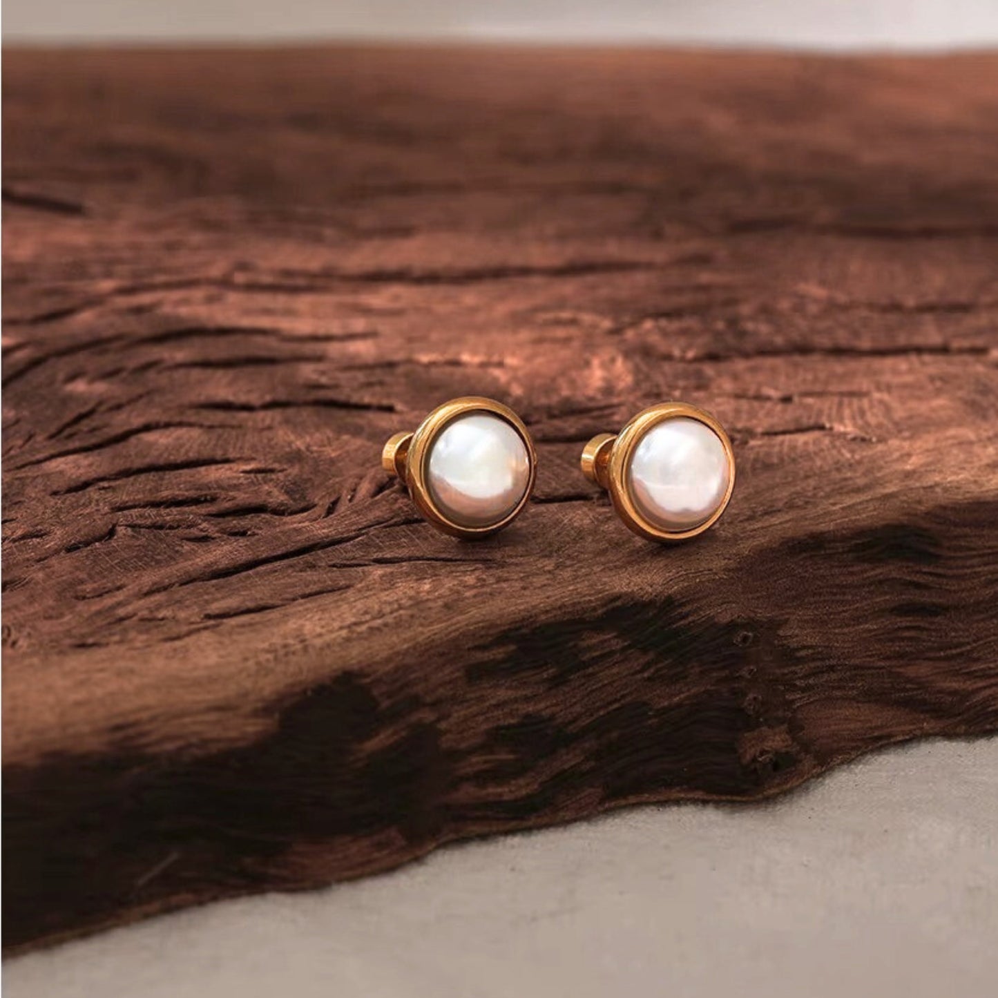 Solo Pearl Stud Earrings