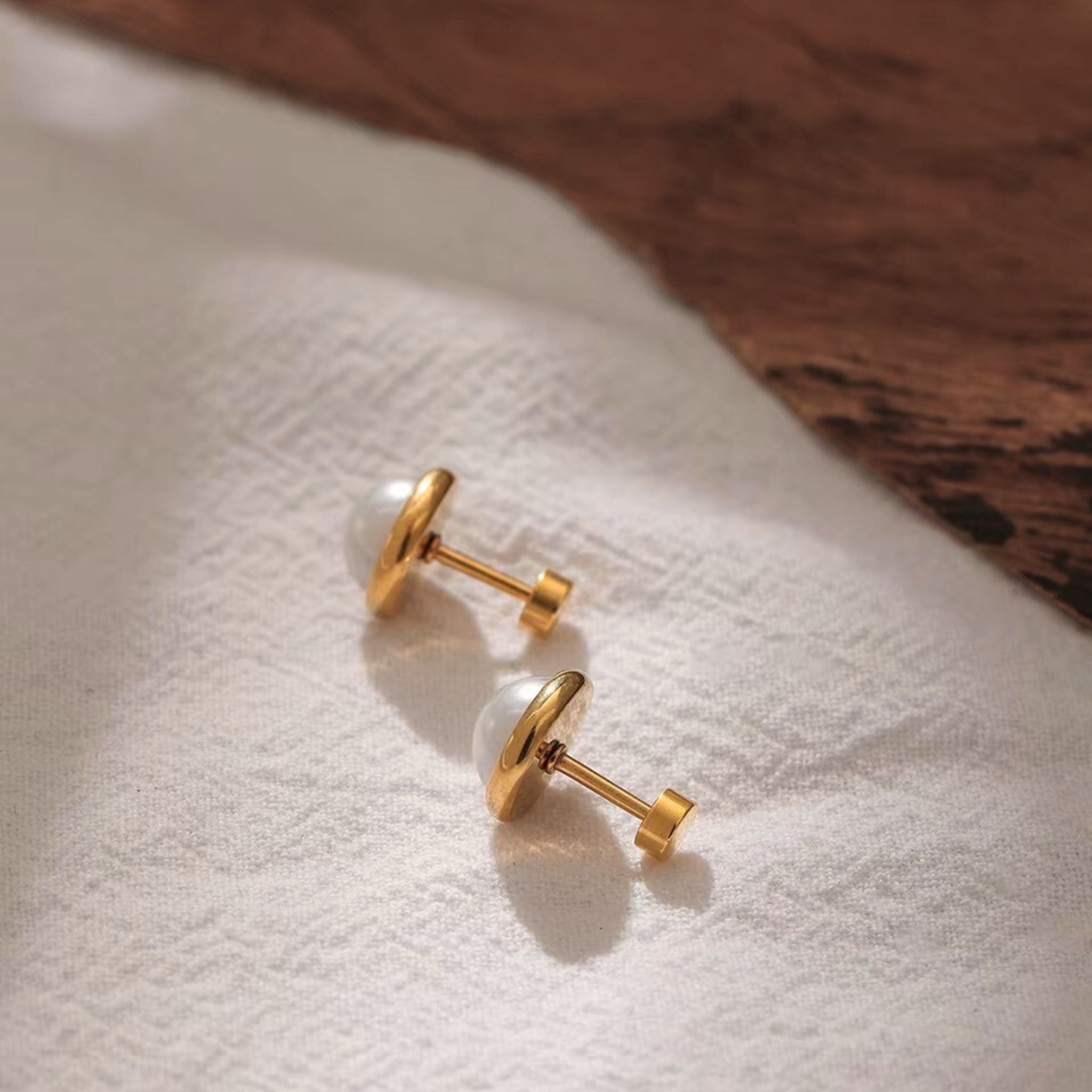 Solo Pearl Stud Earrings