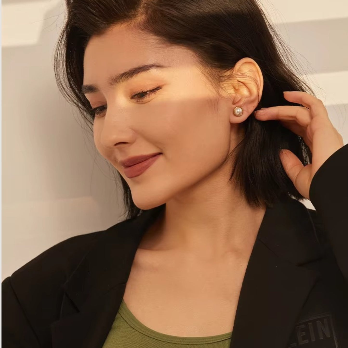 Solo Pearl Stud Earrings