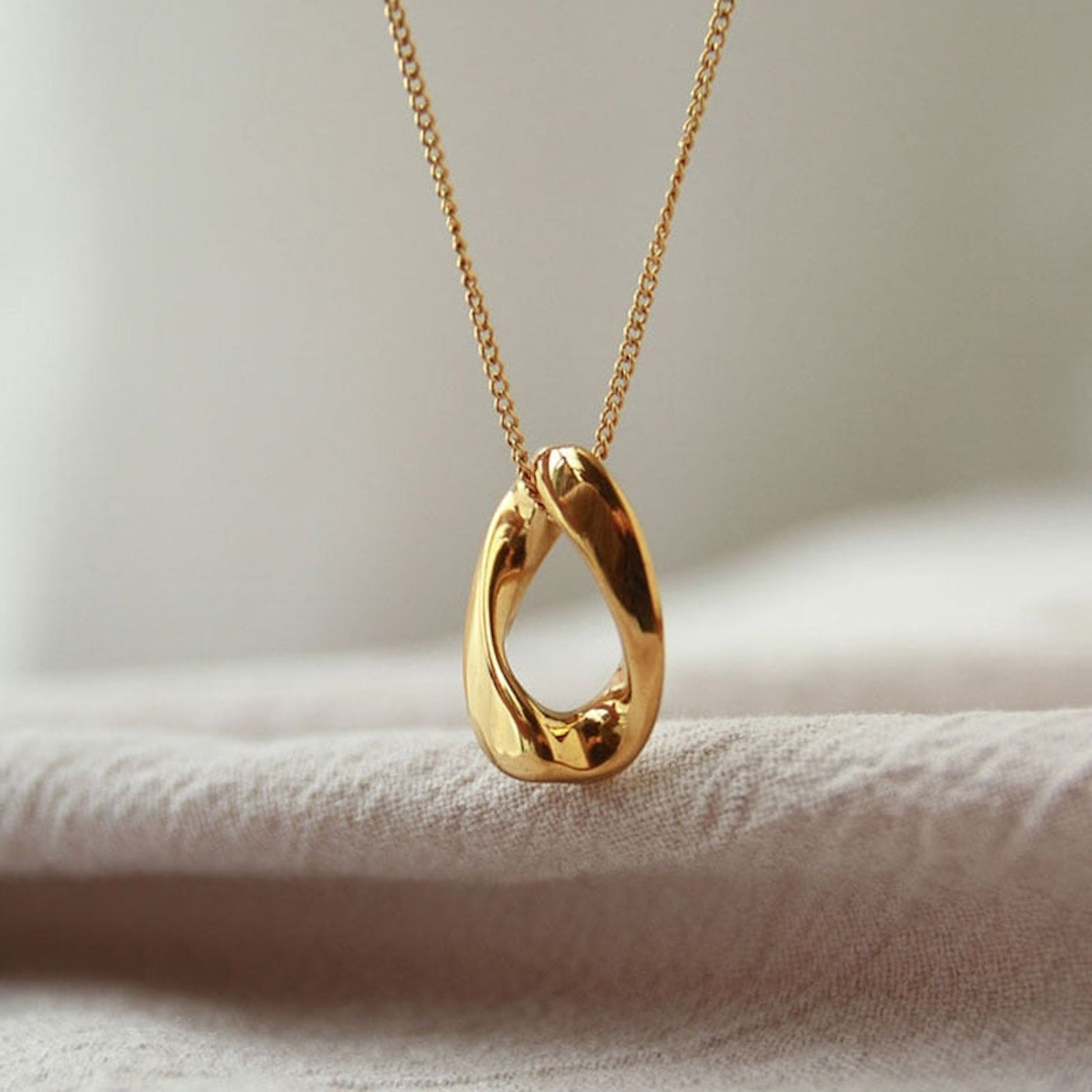 TwistingOPendantNecklaces-TheAura