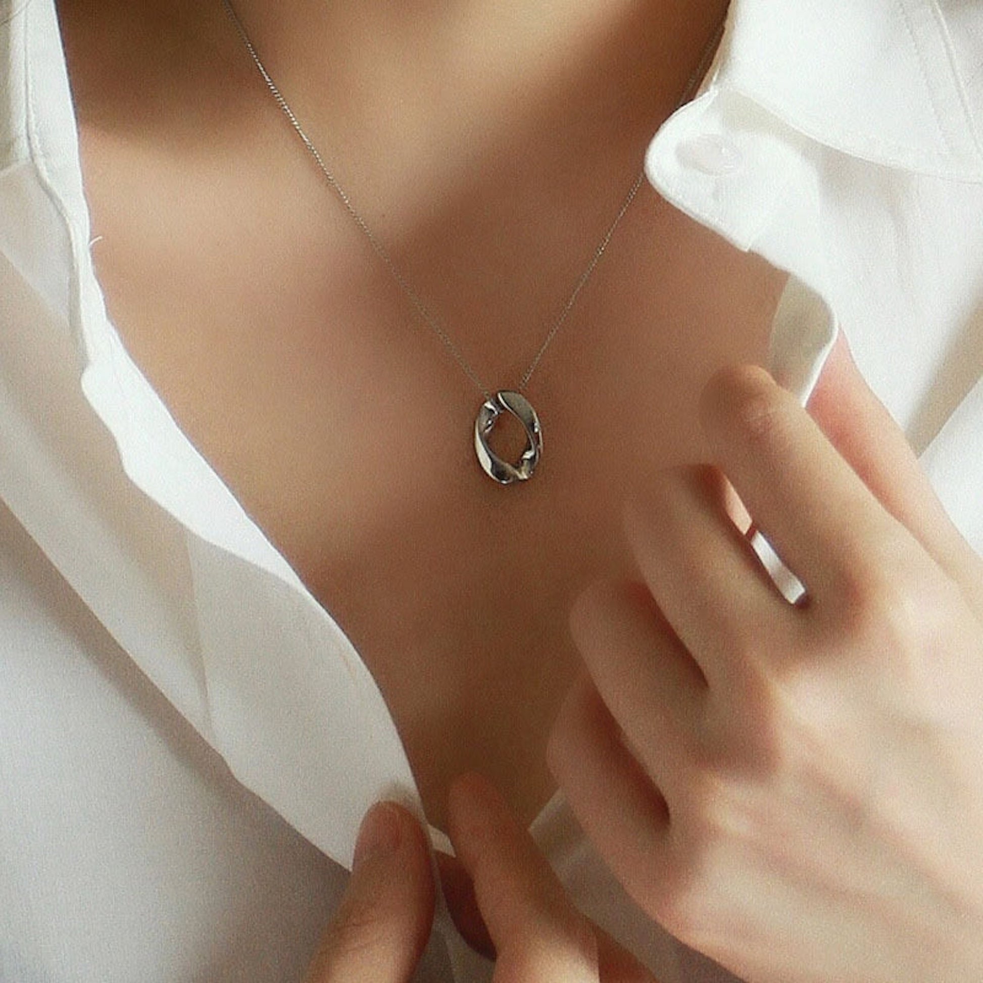 TwistingOPendantNecklaces-TheAura