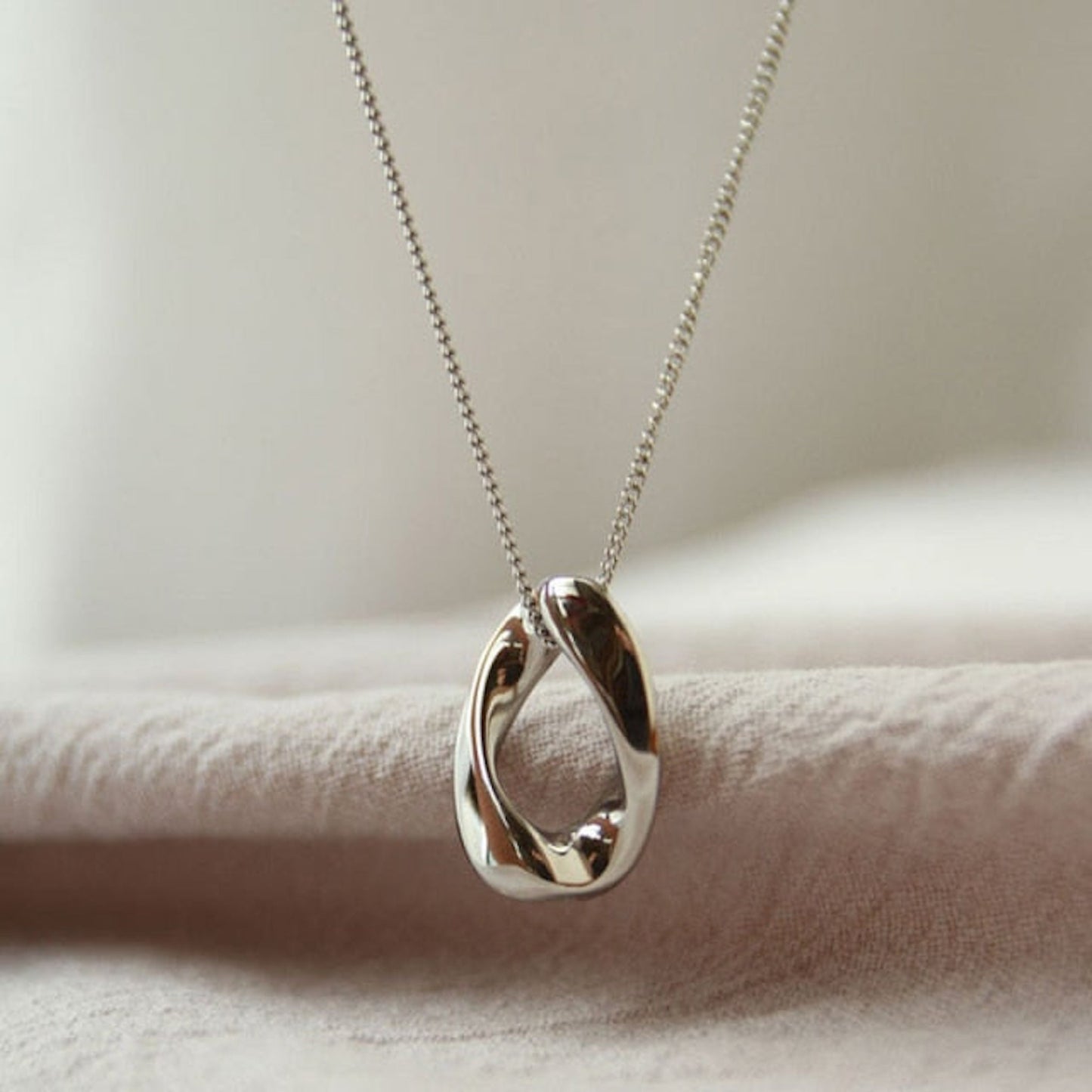 TwistingOPendantNecklaces-TheAura